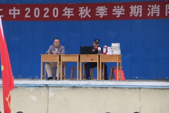 三亿体育手机版-
消防知识走进军训 实战演练防患未“燃”(图4)