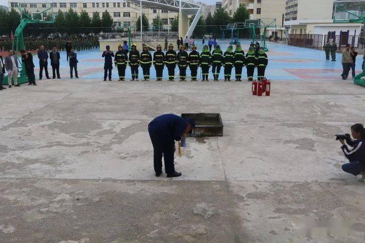 三亿体育手机版-
消防知识走进军训 实战演练防患未“燃”(图8)