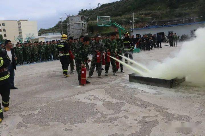 三亿体育手机版-
消防知识走进军训 实战演练防患未“燃”(图11)