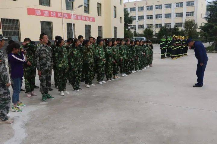 三亿体育手机版-
消防知识走进军训 实战演练防患未“燃”(图12)