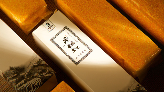 三亿体育官网：郑州小货车撞高速护栏 消防员驾驶室缝隙救出小夫